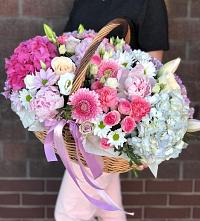 Цветочная композиция из Розы, Хризантемы, Пионы и Лизиантусы в корзине #REPLACE_PRED# Сергиевское