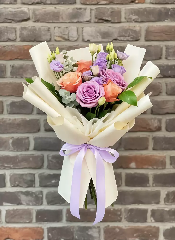 Букет цветов из: Лизиантусы и Розы в Сергиевское