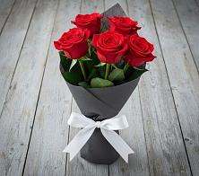 Букет 5 Красных роз Эдлесс Лав в Сергиевское