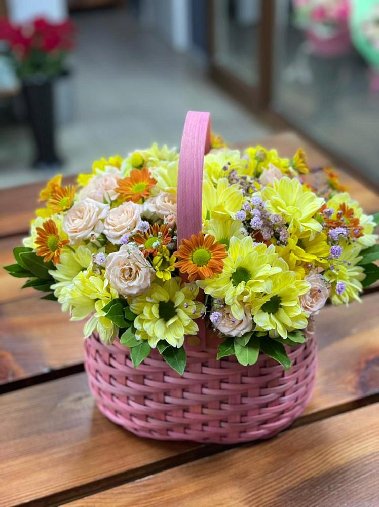 Цветочная композиция из Хризантемы и Розы в корзине в Сергиевское
