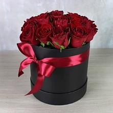 Цветочная композиция из Розы в шляпной коробке в Сергиевское